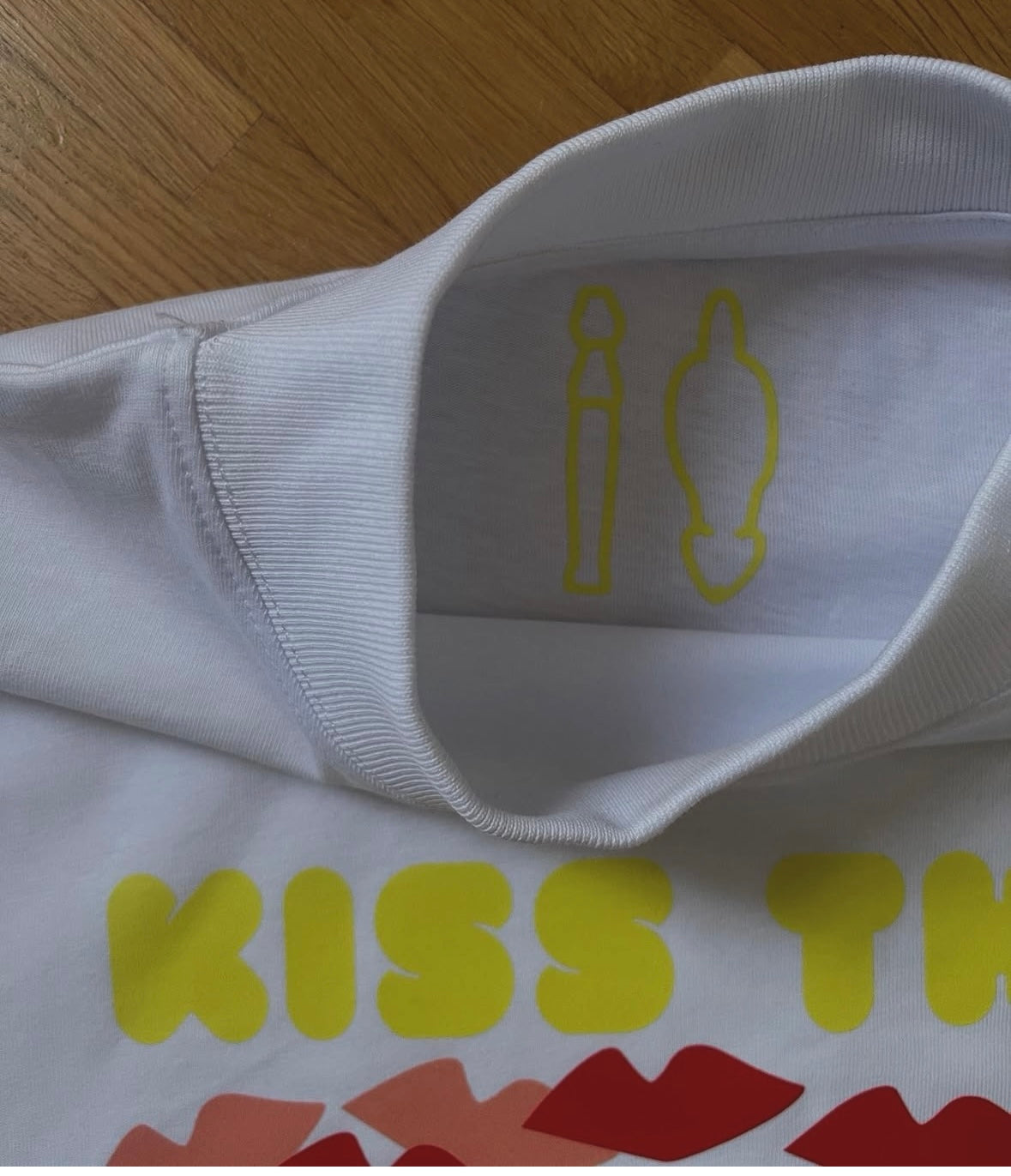 T-shirt Kiss This - wit